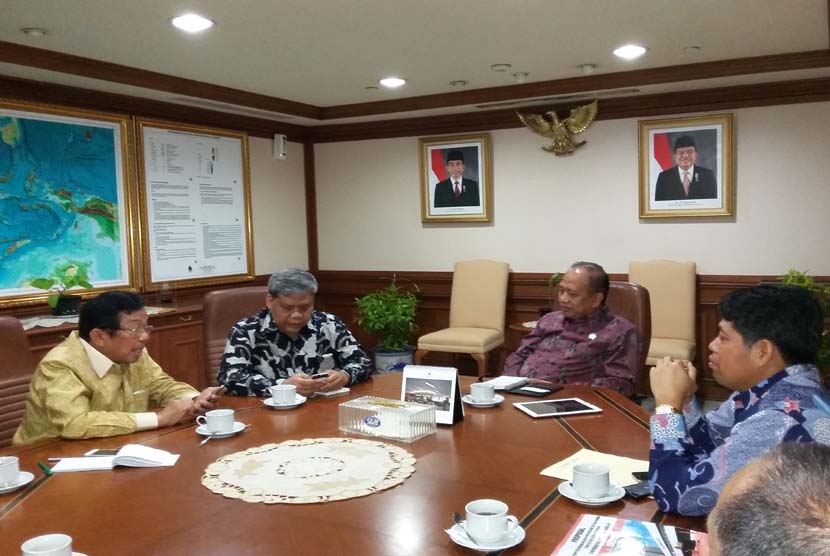 Menristek Moh Nasir (kedua dari kanan), Dirjen Dikti Patdono Suwignjo (kedua dari kiri), Ketua Dewan Pembina Yayasan Aksa Mahmud,  H M Aksa Mahmud (kiri) dan Ketua BPH Universitas Bosowa Sutrisno Muslimin pada pertemuan di Gedung BPPT Jakarta, Senin (28/9).