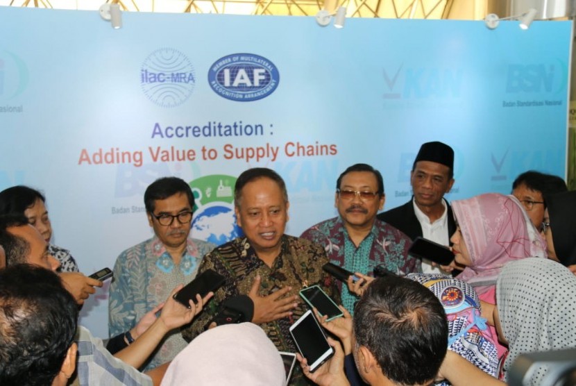 Menristekdikti M Nasir bersama Kepala Badan Standardisasi Nasional (BSN) Bambang Prasetya memberikan keterangan pers terkait sertifikasi produk lokal untuk pasar global di Gedung BPPT, Jakarta, Selasa (25/6). 