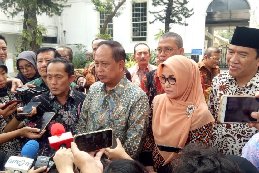 Menristekdikti M Nasir bersama para rektor perguruan tinggi, usai menemui Presiden Jokowi, Kamis (3/10). 