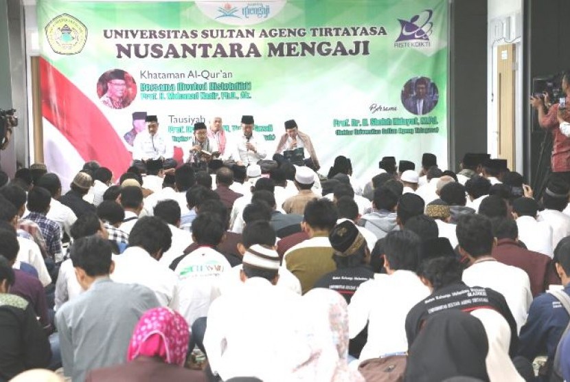 Menristekdikti M Nasir memimpin khataman Alquran dalam peresmian gedung dekanat Fakultas Teknik Untirta, Serang, Senin (20/3).