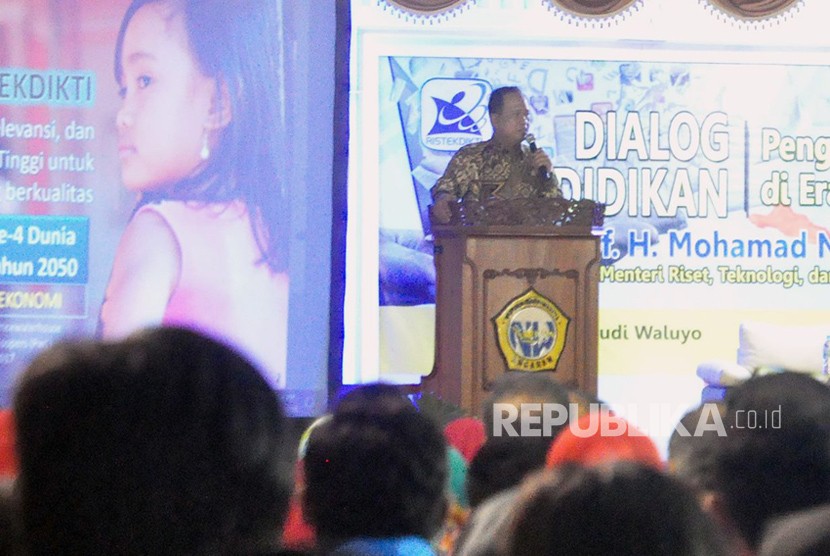 Menristekdikti, M Nasir pada dialog pendidikan bertajuk Pengelolaan Akademik di Era Disrupsi Teknologi' di Universitas Ngudi Waluyo Ungaran, Kabupaten Semarang, Rabu (28/3).