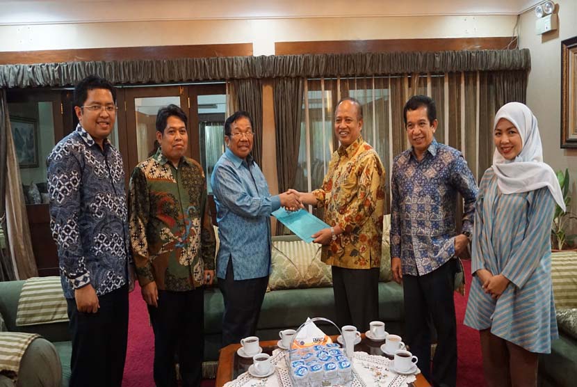 Menristekdikti Moh Nasir (ketiga dari kanan) menyerahkan surat izin perubahan nama Unisma menjadi Universitas Bosowa kepada Pembina Yayasan Aksa Mahmud H M Aksa Mahmud di Jakarta, Jumat (9/10). 