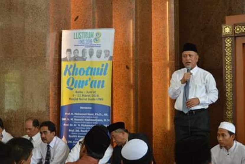 Menristekdikti Moh Nasir menutup acara Khotmil Qur'an yang di Masjid Nurul Huda UNS Surakarta, Jumat (11/3).
