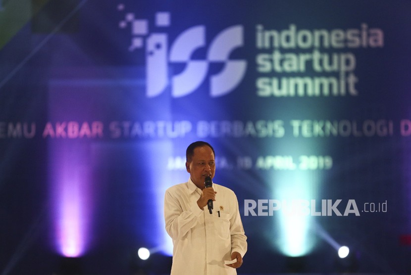 Menristekdikti Mohamad Nasir berpidato saat meresmikan pembukaan Indonesia Startup Summit 2019 di JIExpo Kemayoran, Jakarta, Rabu (10/4/2019). 