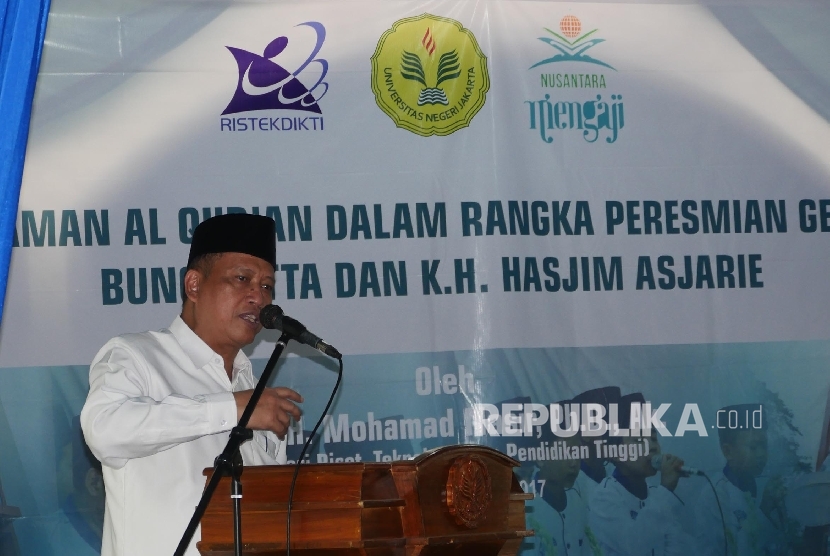   Menristekdikti Mohamad Nasir menyampaikan arahannya pada acara peresmian gedung Bung Hatta dan KH Hasjim Asjari, di Jakarta, Rabu (9/2