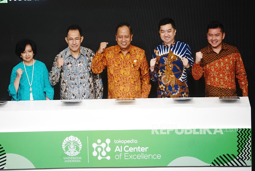 Menristekdikti Mohamad Nasir (tengah), Dekan Fasilkom UI Mirna Adrian (kiri),Rektor Universitas Indoensia Muhammad Anis (kiri kedua), VP engineering Tokopedia Herman Widjaja (kanan), dan CO-Founder dan CEO Tokopedia William Tanuwijaya (kanan kedua) berfoto bersama usai resmikan pusat pengembangan Artificial Intelegence (AI) di kampus Universitas Indonesia (UI) Depok , Jawa Barat, Kamis (28/3/19) . 