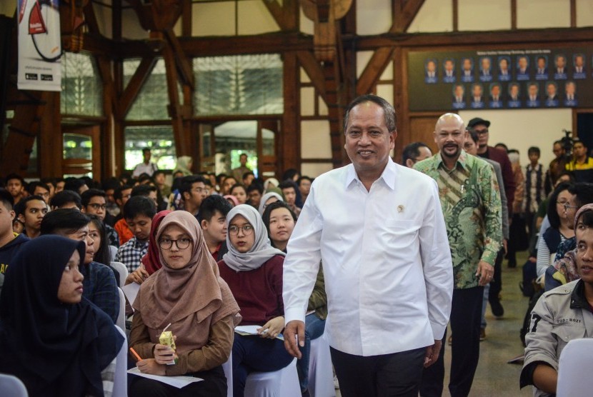 Menristekdikti Mohamad Nasir tiba di Aula Barat Kampus ITB dalam rangkaian kunjungan kerja di Bandung, Jawa Barat, Jumat (1/2/2019).