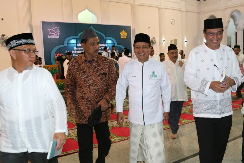 Menristekdikti Mohammad Nasir (dua kanan) didampingi Rektor Universitas Syiah Kuala (Unsyiah) Samsul Rizal (kanan) meninggalkan Masjid Jami' seusai mendeklarasi Gerakan Kampus Nusantara Mengaji dan Khataman Alquran serentak Perguruan Tinggi se-Indonesia di Darussalam, Banda Aceh, Aceh, Ahad, 14 Mei 2017.