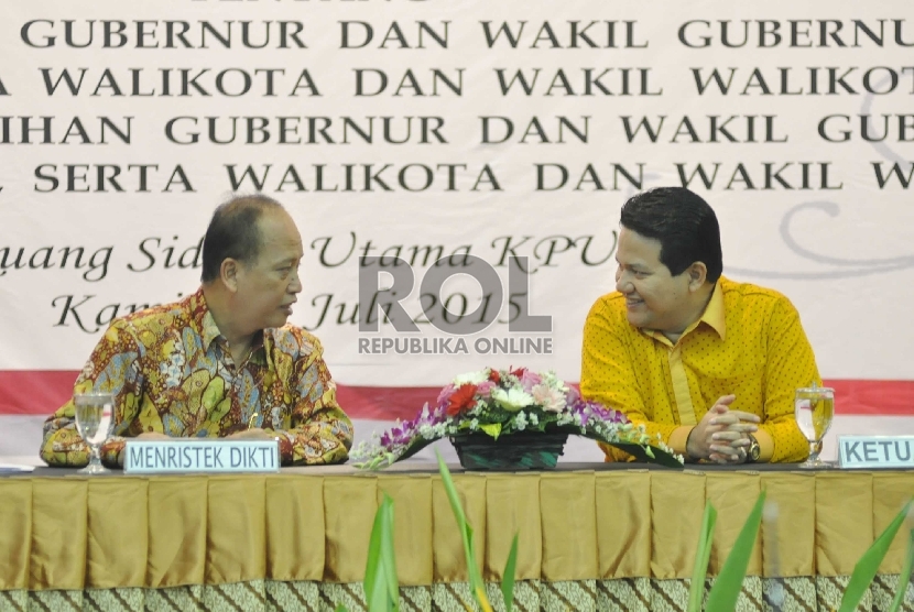 Menristekdikti Mohammad Nasir (kiri) berbincang bersama Ketua Komisi Pemilihan Umum (KPU) Husni Kamil Manik (kanan) jelang penandatanganan nota kesepahaman (Mou) di kantor KPU, Jakarta, Kamis (30/7). 
