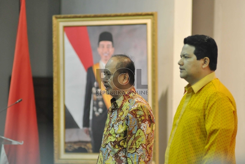 Menristekdikti Mohammad Nasir (kiri) bersama Ketua Komisi Pemilihan Umum (KPU) Husni Kamil Manik (kanan) mnyanyikn lagu Indonesia Raya jelng penandatanganan nota kesepahaman (Mou) di kantor KPU, Jakarta, Kamis (30/7). 