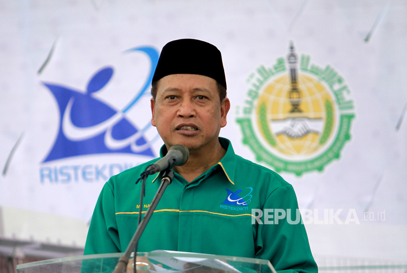 Menristekdikti Mohammad Nasir memberikan sambutan saat peletakan batu pertama pembangunan gedung baru Universitas Negeri Gorontalo (UNG) di Kabupaten Bone Bolango, Gorontalo, Kamis (20/7). 