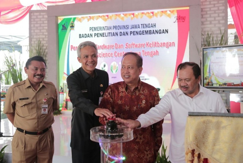 Menristekdikti Muhammad Nasir (dua dari kiri), meresmikan Jawa Tengah Science Center (JSC), Senin (28/11).