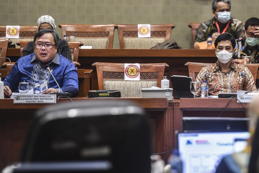 Menristek/Kepala BRIN Bambang Brodjonegoro menyampaikan paparan saat Rapat Dengar Pendapat (RDP) dengan Komisi IX DPR di Kompleks Parlemen, Senayan, Jakarta, Rabu (3/2/2021). Menristek menyampaikan bahwa vaksin Merah Putih kemungkinan baru bisa digunakan atau mendapat izin pada tahun 2022. 