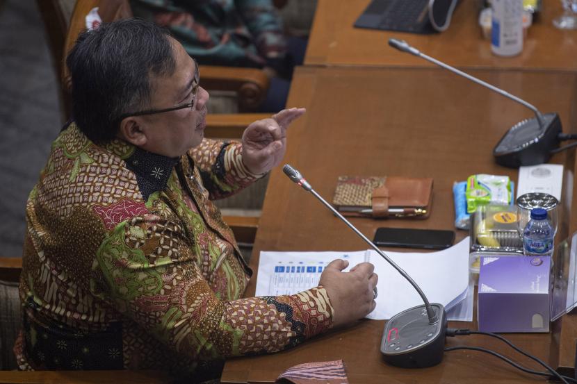 Menristek/Kepala BRIN Bambang Brodjonegoro mengikuti rapat kerja dengan Komisi IX DPR di Kompleks Parlemen, Senayan, Jakarta, Rabu (10/3/2021). Rapat tersebut membahas tentang dukungan pemerintah terhadap pengembangan vaksin Merah Putih dan vaksin Nusantara.