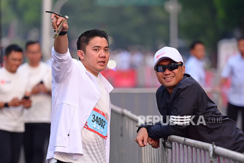 Mensesneg Prasetyo Hadi dan Seskab Teddy Indra Wijaya mengikuti Merdeka Run 8.0 K di Jakarta Pusat, Ahad (24/8/2025).