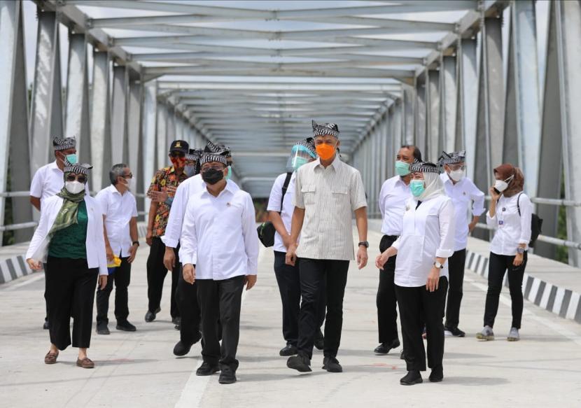 Mensesneg, Pratikno bersama Gubernur Jawa Tengah, Ganjar Pranowo berjalan di atas jembatan Terusan Blora- Bojonegoro (TBB) usai peresmian, Ahad (3/1). Blora (Jawa Tengah) dan Bojonegoro (Jawa Timur) kini terhubung oleh jembatan sepanjang 1.100 meter tersebut.