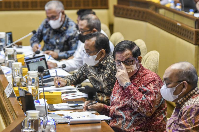 Mensesneg Pratikno (ketiga kanan), dan Sekretaris Kabinet (Seskab) Pramono Anung (kedua kanan) mengikuti rapat kerja dengan Komisi II DPR di Kompleks Parlemen, Senayan, Jakarta, Senin (19/9/2022). Rapat tersebut membahas pagu anggaran Mensesneg, Menseskab dan KSP tahun 2023. 