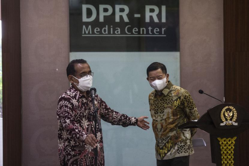 Mensesneg Pratikno (kiri) bersama Menteri PPN/Kepala Bappenas Suharso Monoarfa (kanan) memberikan keterangan pers terkait Surpres Presiden Joko Widodo di Media Center DPR, Kompleks Parlemen, Senayan, Jakarta, Rabu (29/9/2021). DPR telah menerima Surat Presiden (Surpres) tentang Rancangan Undang-Undang Ibu Kota Negara (RUU IKN) dari Presiden Joko Widodo