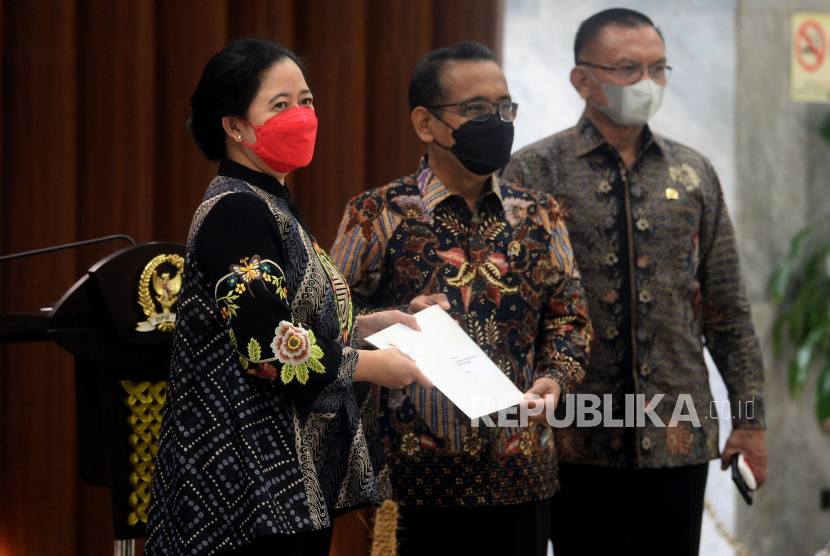Mensesneg Pratikno menyerahkan Surpres Presiden Joko Widodo kepada Ketua DPR Puan Maharani. (Ilustrasi)