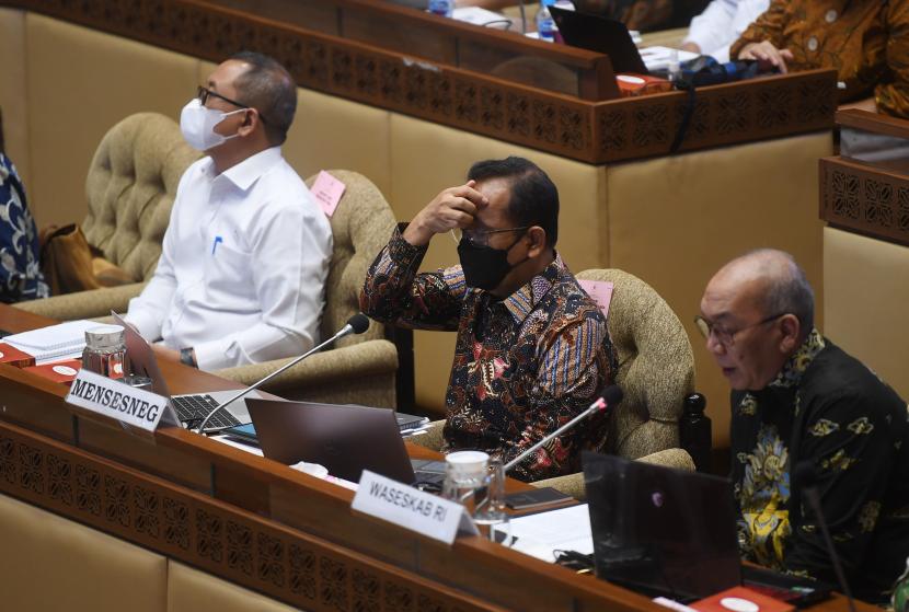 Mensesneg Pratikno (tengah) mengikuti rapat kerja dengan Komisi II DPR di Kompleks Parlemen, Senayan, Jakarta, Kamis (2/6/2022). Rapat itu beragenda pembicaraan pendahuluan pembahasan RAPBN 2023 dan rencana kerja pemerintah tahun 2023. 