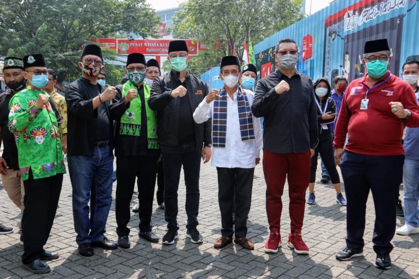 Mensos bersama anggota ormas di Jakarta, Sabtu (18/7).