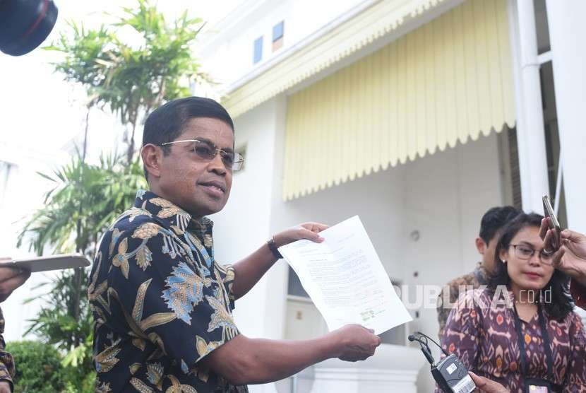 Idrus Marham (left) talks to the reporters after submitting his resignation letter as minister of social affairs to President Joko Widodo at State Palace, Jakarta, Friday (August 24).