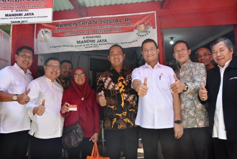 Mensos Juliari Batubara menyerahkan bantuan Program Sembako dan E-Warong di Semarang.