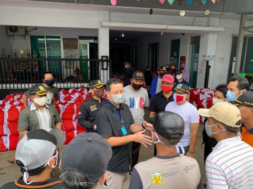Mensos Juliari P Batubara turun langsung memantau distribusi sembako Tahap I Bantuan Presiden di kawasan Grogol, Jakarta Barat, dan Jagakarsa, Jakarta Selatan, Jumat (1/5).