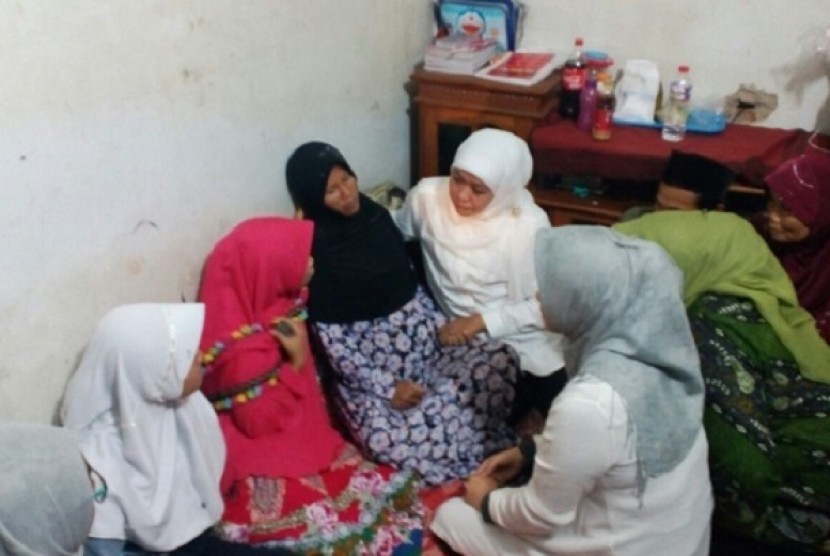 Mensos Khofifah Indar Parawansa (baju putih) mengunjungi keluarga WP (11), anak korban pembunuhan dan perkosaan di Tasikmalaya