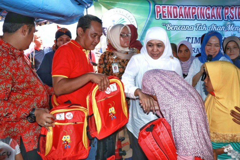 Mensos Khofifah Indar Parawansa bersama Branch Manager Alfamart Medan, Daru Harjanto, menyerahkan bantuan konsumen untuk anak-anak pengungsi di Pidie Jaya, Aceh.