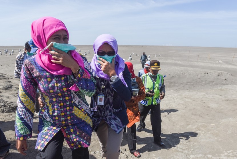 Mensos Khofifah Indar Parawansa (kiri) mengunjungi kolam lumpur Lapindo yang dipasangi instalasi berjudul Survivor usai pemberian dana talangan kepada korban lumpur Lapindo di Desa Siring, Porong, Sidoarjo, Jawa Timur, Selasa (14/7). 