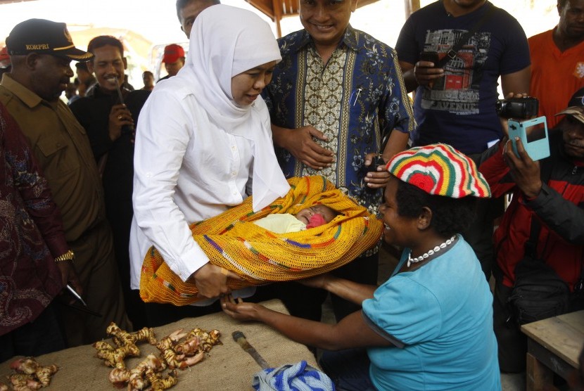 Mensos Khofifah Indar Parawansa (kiri) menyapa pedagang pasar tradisional Kabupaten Tolikara, Papua, Rabu (23/9).