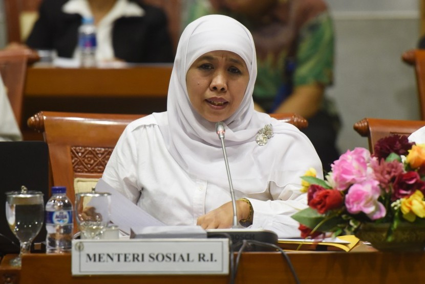 Mensos KhofIfah Indar Parawansa menjawab pertanyaan anggota dewan saat berlangsungnya rapat kerja dengan Komisi VIII DPR di Kompleks Parlemen, Senayan, Jakarta, Kamis (1/9). 