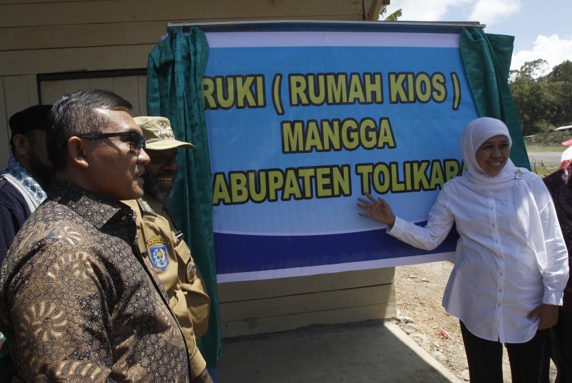 Mensos Khofifah Indar Parawansa meresmikan Rumah Kios Mangga, Kabupaten Tolikara, Papua, Rabu (23/9). 