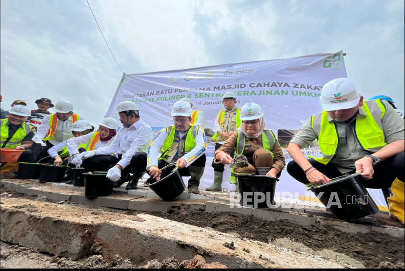 Mensos RI, Saifullah Yusuf bersama Ketua Baznas, KH Noor Achmad dan Bupati Indramayu, Nina Agustina melakukan peletakan batu pertama  Masjid Cahaya Zakat di Kampung Nelayan Sejahtera, Desa Eretan Kulon, Kecamatan Kandanghaur, Kabupaten Indramayu, Selasa (14/1/2025). 