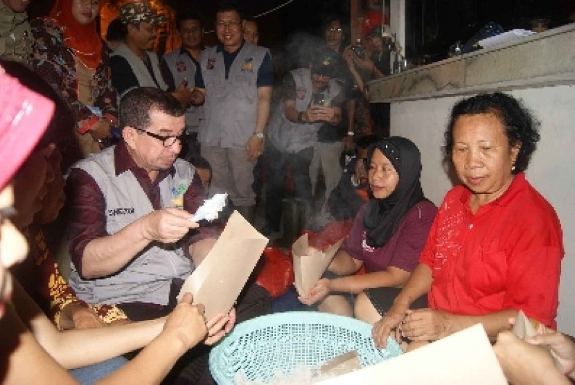 Mensos Salim Segaf Al Jufri meninjau sejumlah posko pengungsi korban banjir di wilayah Jakarta Barat, Jumat (18/1) malam. 