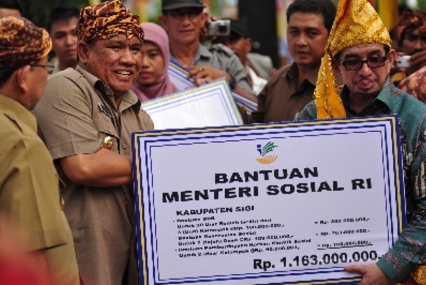 Mensos Salim Segaf Al Jufri menyerahkan bantuan sosial saat Deklarasi Kearaifan Lokal di Tatanga, Palu, Selasa (20/8). 