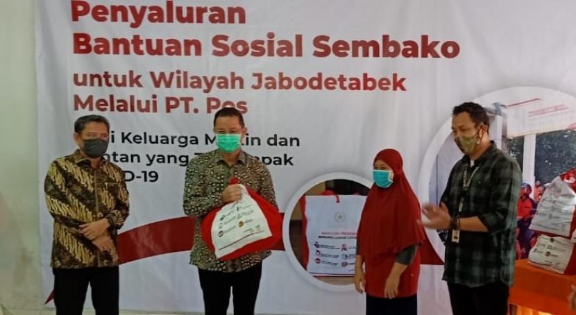  Mensos Tinjau Distribusi Bansos Melalui Pos Indonesia