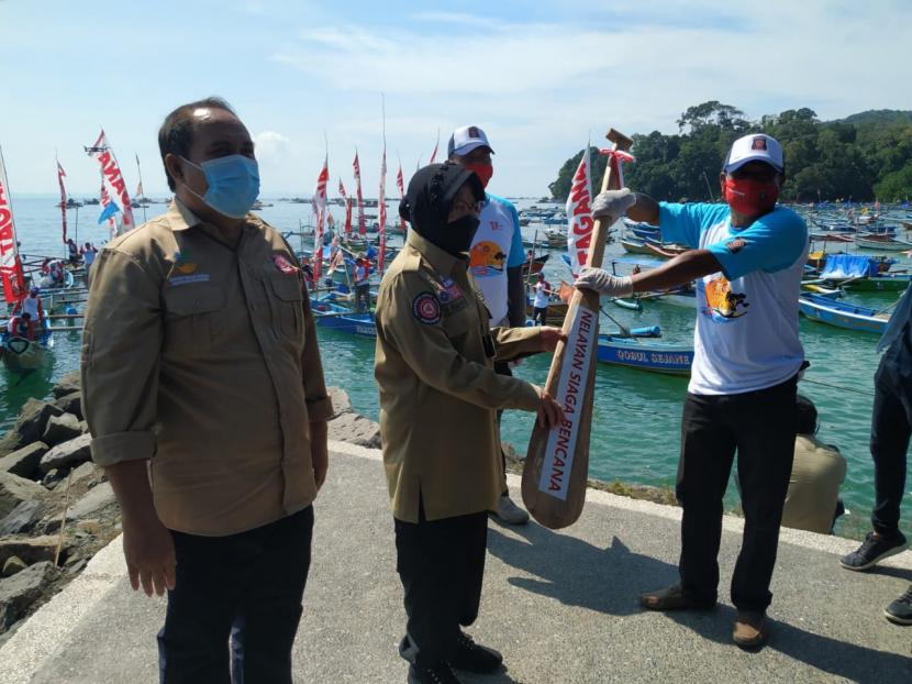Mensos Tri Rismaharini dan Bupati Pangandaran Jeje Wiradinata mengukuhkan 1.000 nelayan sebagai sahabat Tagana di Pantai Timur Kabupaten Pangandaran, Rabu (31/3)