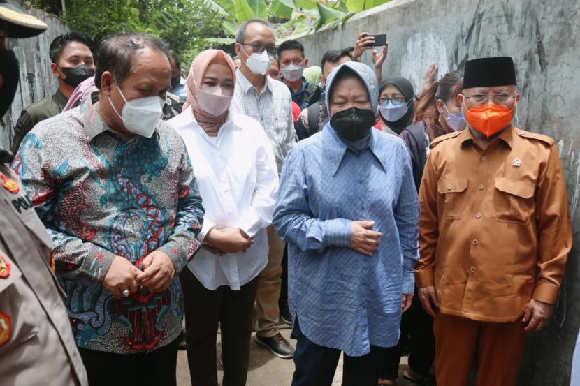 Mensos Tri Rismaharini mengunjungi rumah anak korban pemerkosaan di Kabupaten Pangandaran, Senin (28/2/2022). 