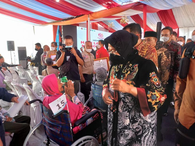 Mensos Tri Rismaharini saat menghandiri Hari Lanjut Usia Nasional 2022 di RS SMC Kabupaten Tasikmalaya, Ahad (29/5/2022).