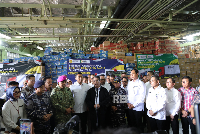 Mentan Amran Kirim Logistik Bantuan Bencana Satu Kapal Penuh ke Sumatra