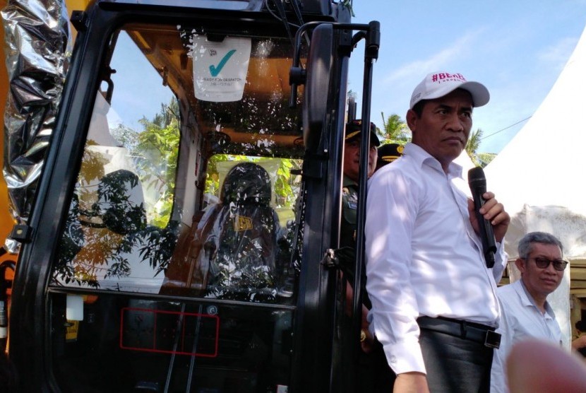 Mentan Amran menyerahkan bantuan ekscavator bagi korban banjir di Kabupaten Soppeng, Sulsel, Selasa (10/7). Selain alat pertanian diserahkan juga bantuan benih, pupuk serta kartu asuransi petani. 