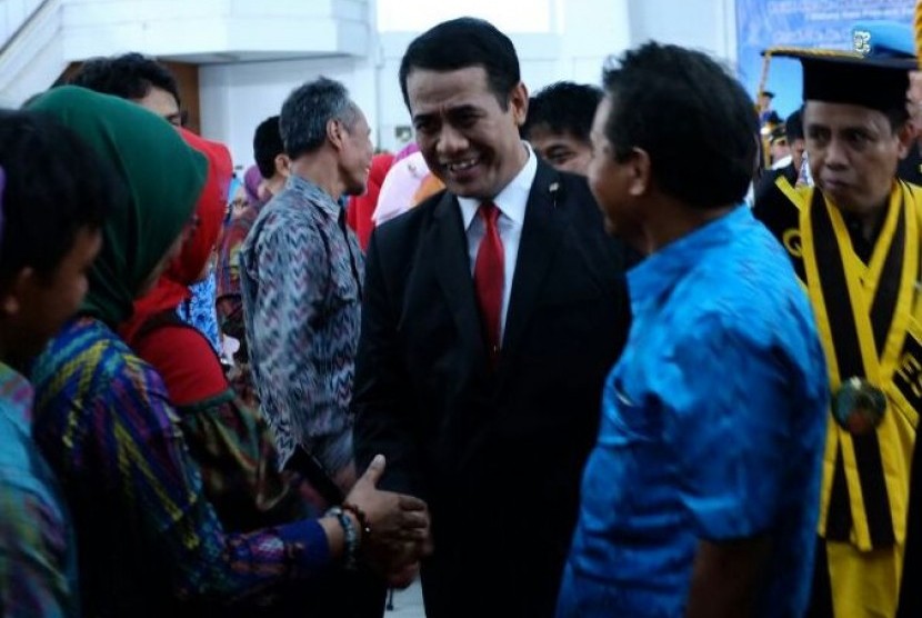 Mentan Amran Sulaiman bersalaman dengan civitas akademika Universitas Halu Oleo Kendari Sulawesi Tenggara, Senin (1/10).