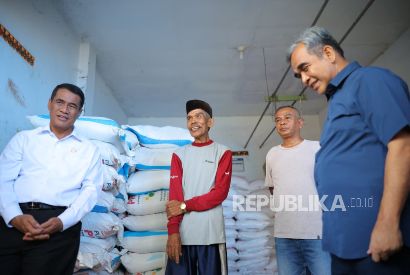 Ketua MPR dan Mentan Sidak Kios Pupuk, Petani Gembira Harga Makin Murah