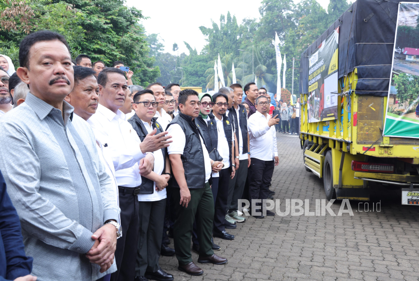 Mentan Amran Sulaiman melepas bantuan Kementan Peduli Bancana Aceh, Sumut, Sumbar di kantor pusat Kementan, Kamis (4/12/2025). 