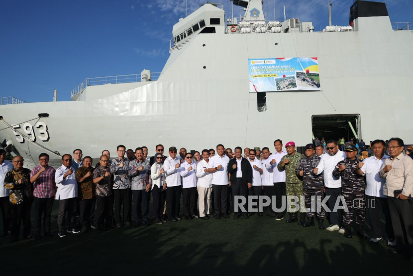 Mentan Amran Sulaiman melepas keberangkatan bantuan pangan untuk korban banjir Sumatera dan Aceh yang akan diangkut KRI Banda Aceh 593 di Pelabuhan Tanjong Priok, Jumat (5/12/2025).