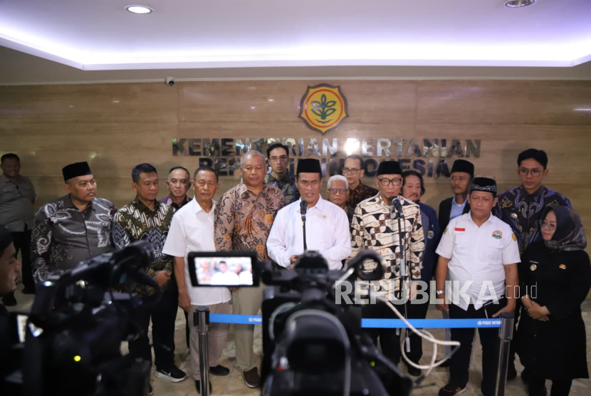 Mentan Amran Sulaiman menegaskan, petani merupakan tulang punggung bangsa yang harud didukung penuh agar hasil produksinya terserap maksimal. 