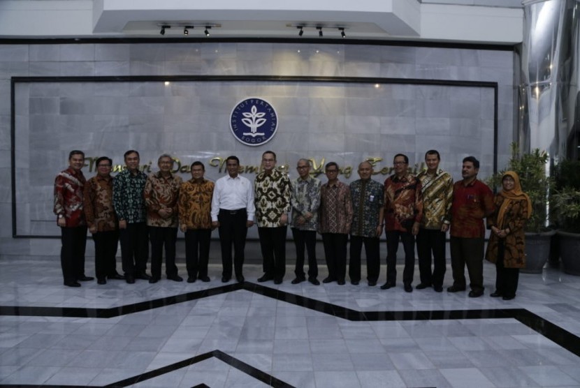 Mentan Amran Sulaiman menghadiri Seminar Nasional Ketahanan Pangan dan Launching IPB SDGs Network yang diselenggarakan IPB bersama Forum Rektor Indonesia di Kampus IPB, Kamis (24/1). 