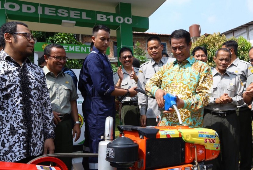 Mentan Amran Sulaiman menguji coba biodiesel